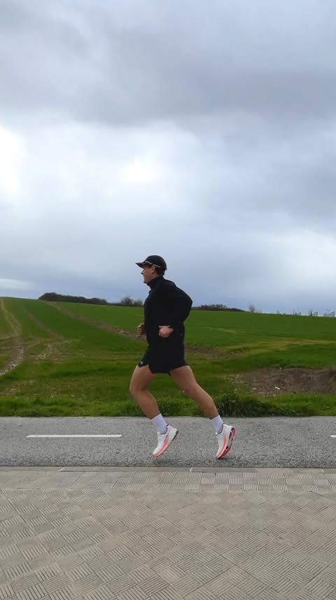 Instagram post by @victorarnd for Altra Running. Caption reads: [...] las nuevas Altra Experience Flow 3.....