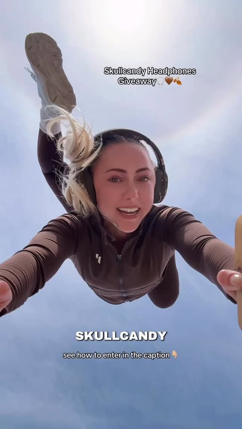 Instagram post by @chelsea_evee for Skullcandy. Caption reads: [...] TIME🗣️🚨🎧 I’m giving away a pair of....