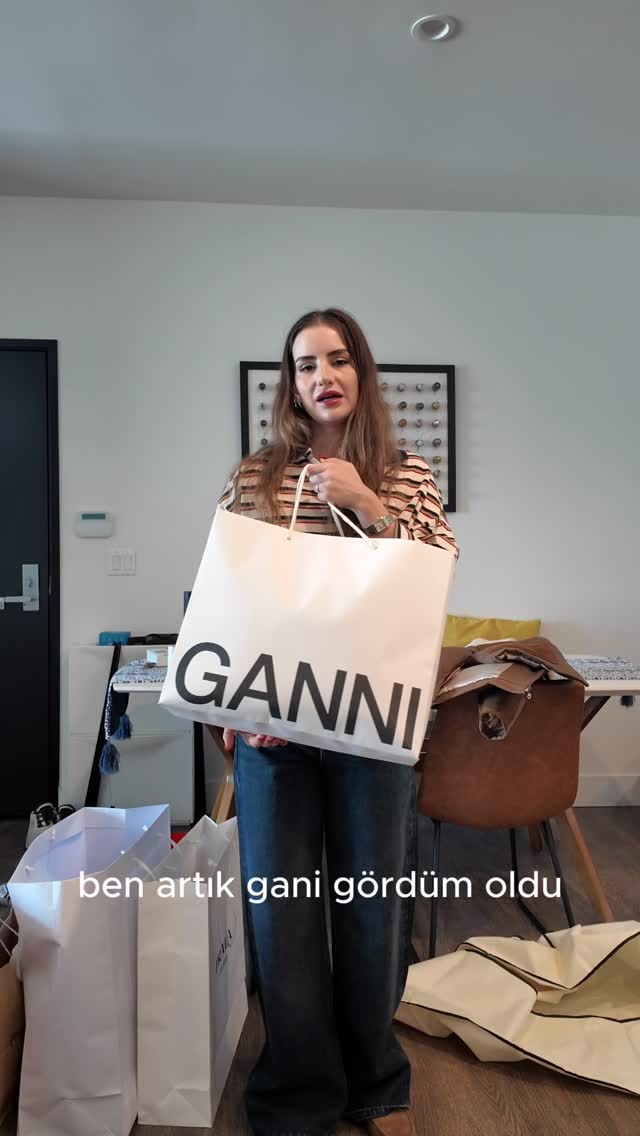 Instagram post by @sinem.pasaoglu for Burberry. Caption reads: Unboxing part 1 #reklam

.

.

#fashiondaily....