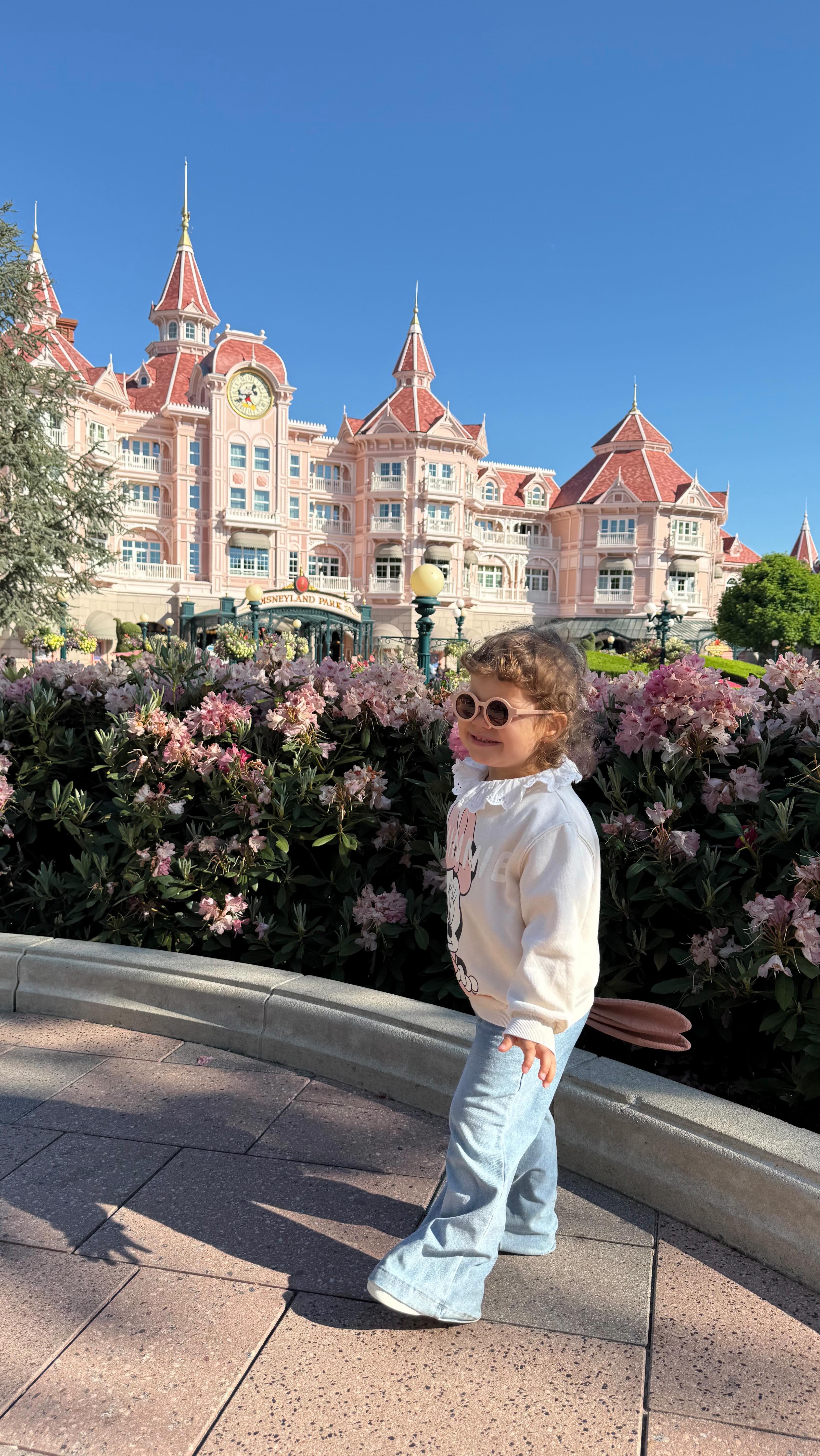 Instagram post by @samantha_grv for Disneyland Paris. Caption reads: Disney avec un tout-petit (moins de 3 ans) ? OUI,....