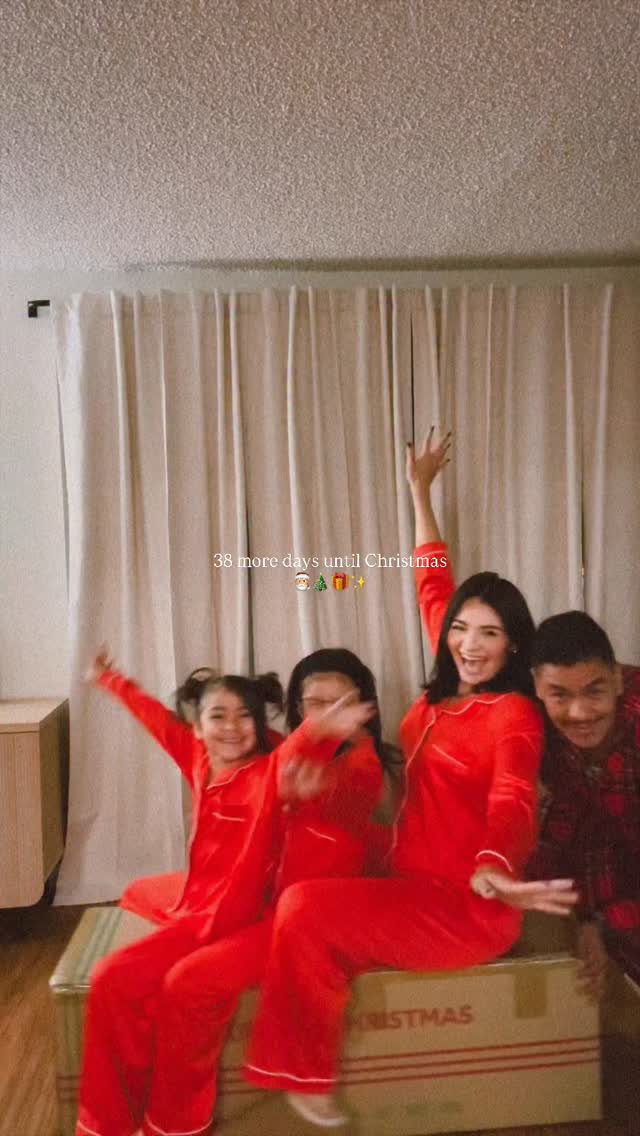 Instagram post by @thealiciaaarce for King of Christmas. Caption reads: ITS TIIIIIMMMMEEEEEE ✨🌲🎅🏼
Who else has their....