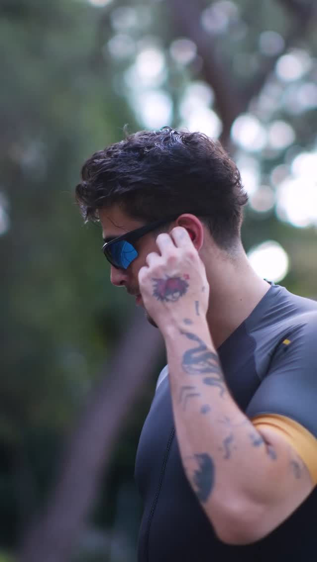 Instagram post by @mamitravolta for Beats by Dre. Caption reads: Sahne değişir, kıyafet değişir, hikâyeler değişir....