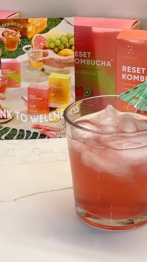 Instagram post by @lafoodiegirl for EVERYDAZE. Caption reads: [...] your wellness boost today.....