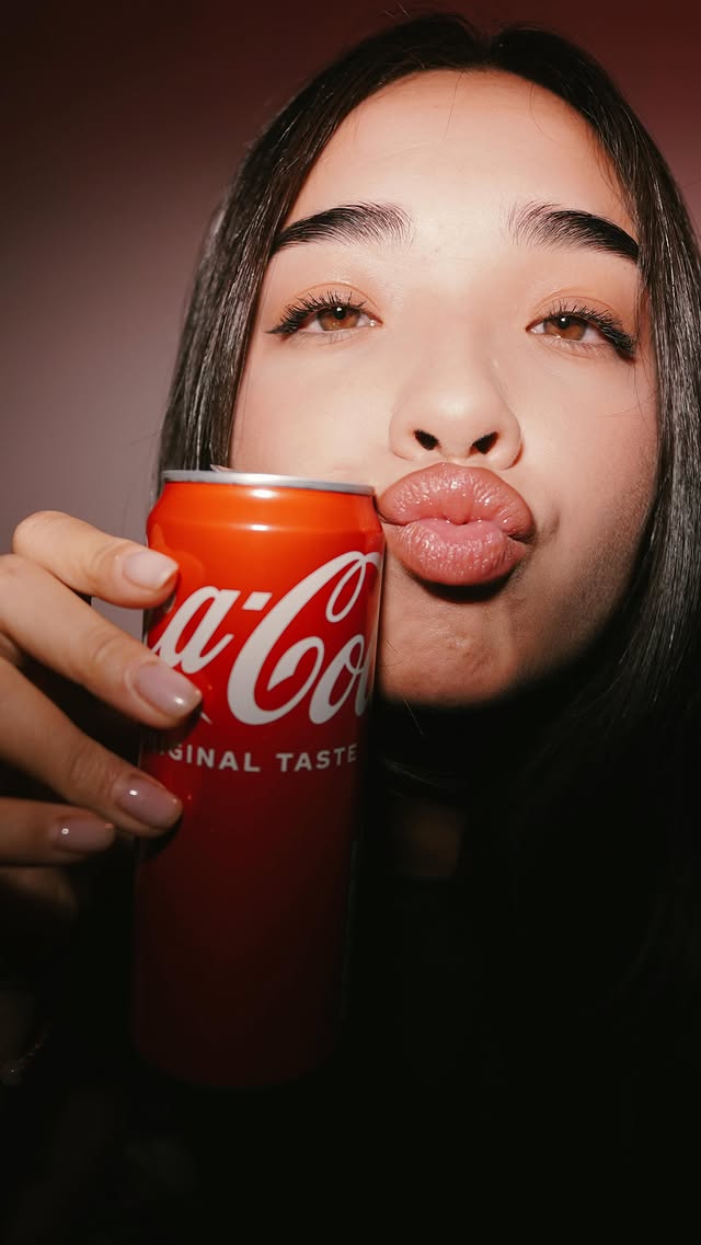 Instagram post by @demiinoo for Coca-Cola. Caption reads: Byla uždaryta.

Sprendimas — Coca-Cola.

 #Reklama....