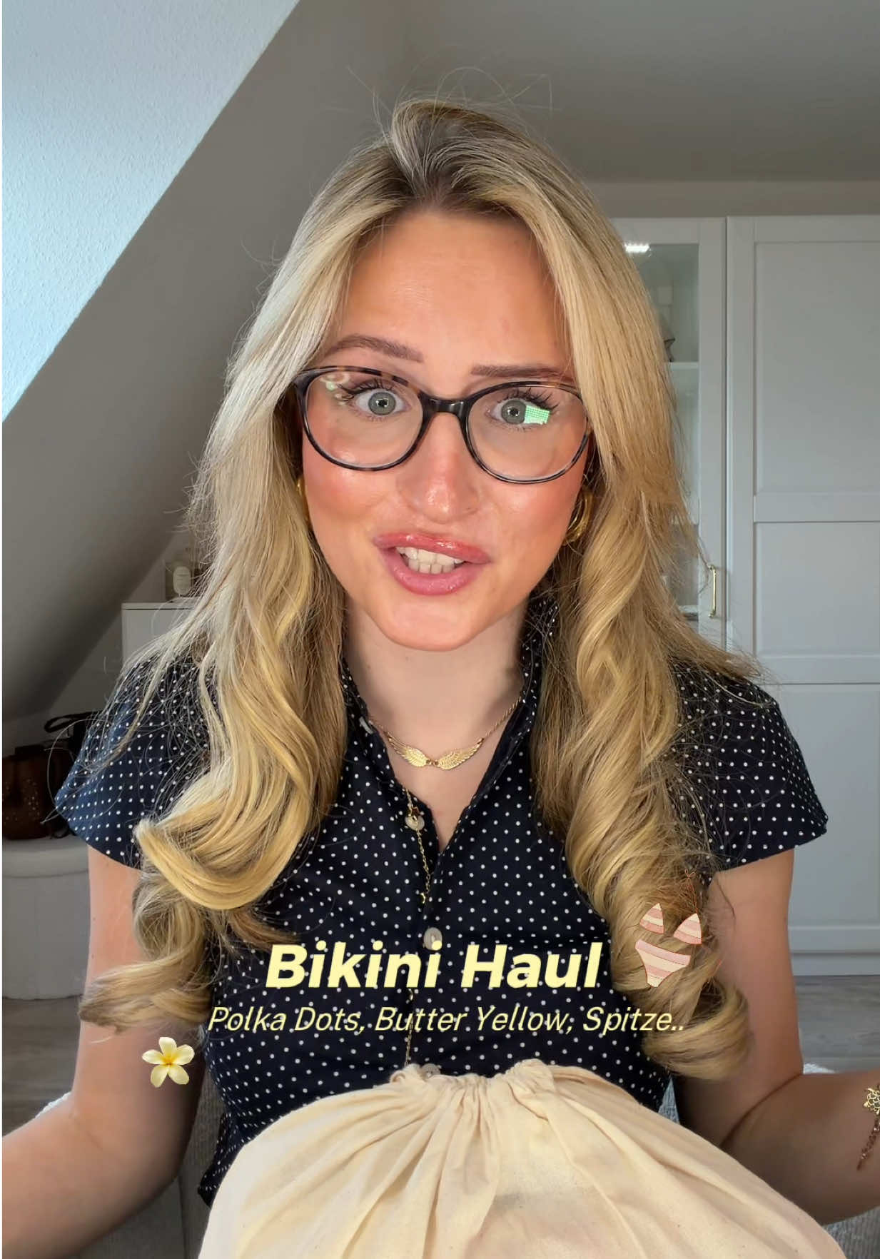 TikTok post by @lilli.lnst for Seamolly. Caption reads: Wo holt ihr eure Bikinis? 🥥🌟 Ad @seamollybikini....