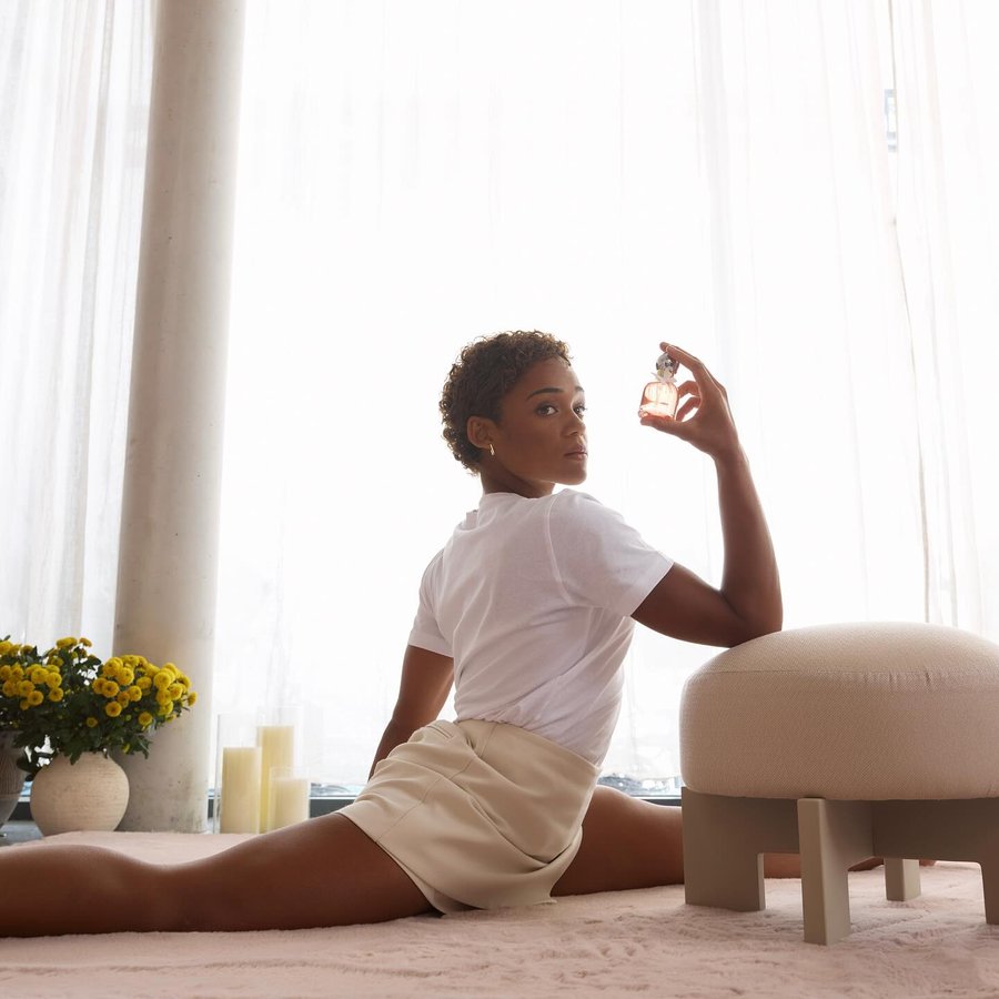 Instagram post by @melanie_djds972 for Cacharel Parfums. Caption reads: @cacharelparfums 🌸✨
#CacharelParfums #EllaElla....