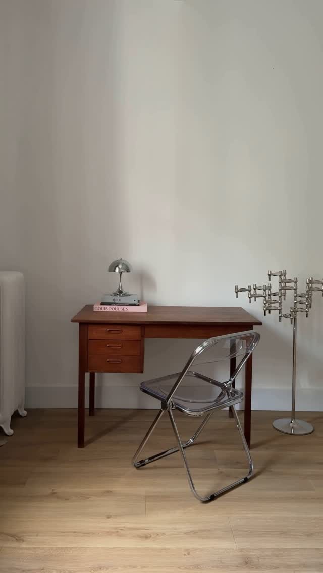 Instagram post by @paulaordovas for Louis Poulsen. Caption reads: Styling my home office 📖
With my @louispoulsen....