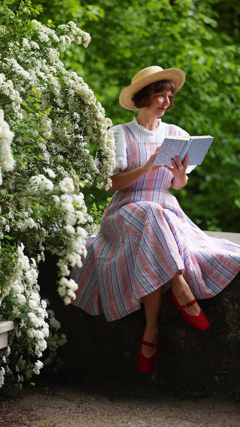Instagram post by @steffimarla for Son de Flor. Caption reads: [...] Pinafore dress from @sondeflor , right now....