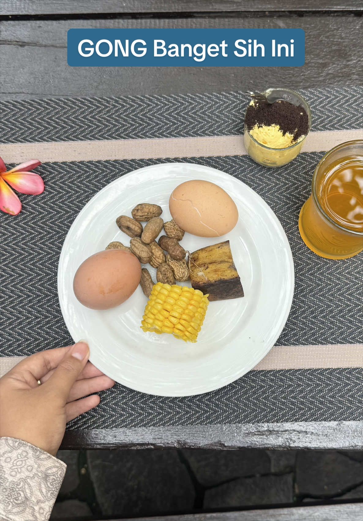 TikTok post by @anisaaryant for Metoo Beauty. Caption reads: @Metoo Beauty Gigi kuning bikin malu seriusan....