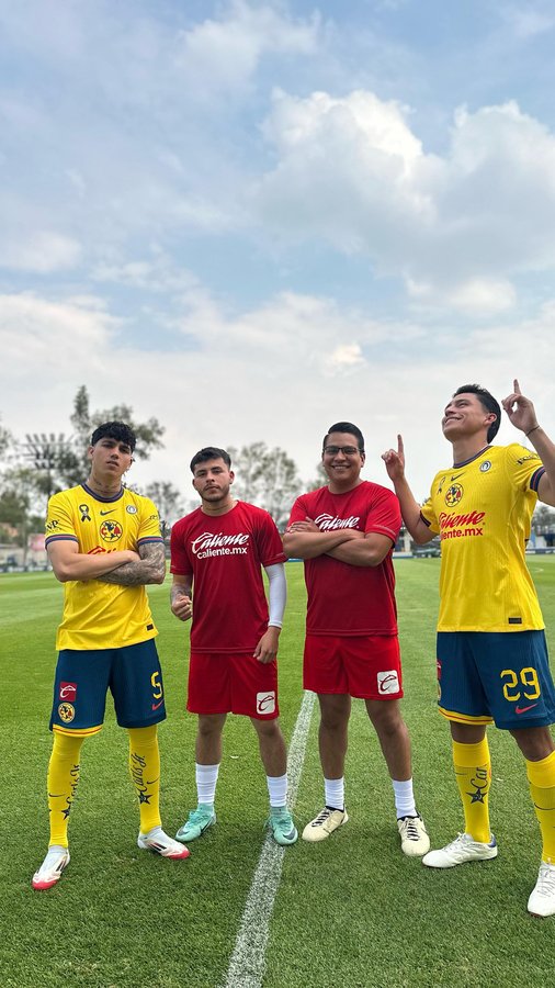 Instagram post by @rivaldios10 for Caliente.mx. Caption reads: ¡UFF! ¡YO LE PONGO UN 🔟! 😮‍💨👌

@rivaldios10 🐐....