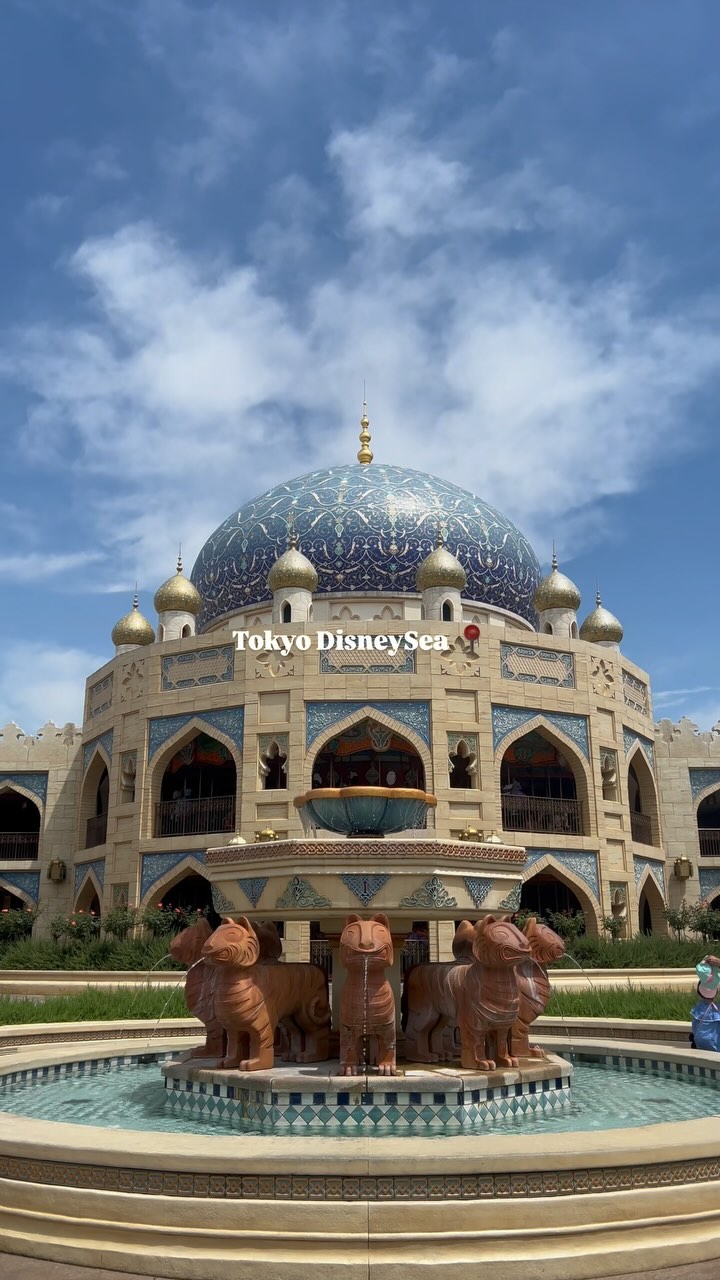 Instagram post by @nathyikeda_ for Tokyo Disney Resort Products. Caption reads: Tokyo DisneySea 📍💗
.
.
.
#japan #japantravel....