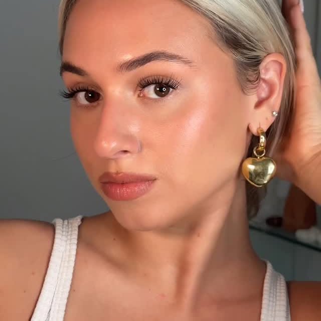 Instagram post by @rachellldaguanno for Falscara. Caption reads: I woke up like this thanks to @falscara 🤭 I’ve....