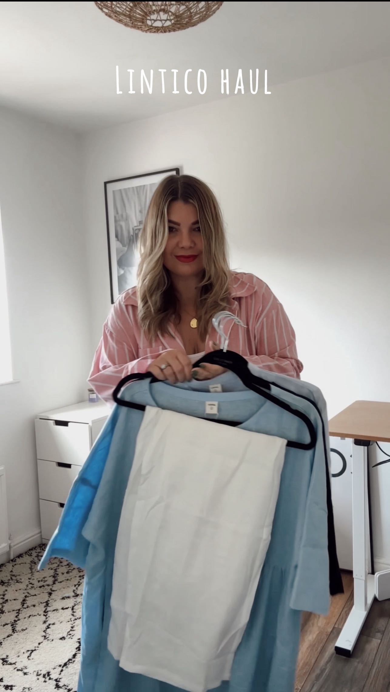 Instagram post by @itsvictorianewton for Linticoshop. Caption reads: [...] style these pieces together 💕....