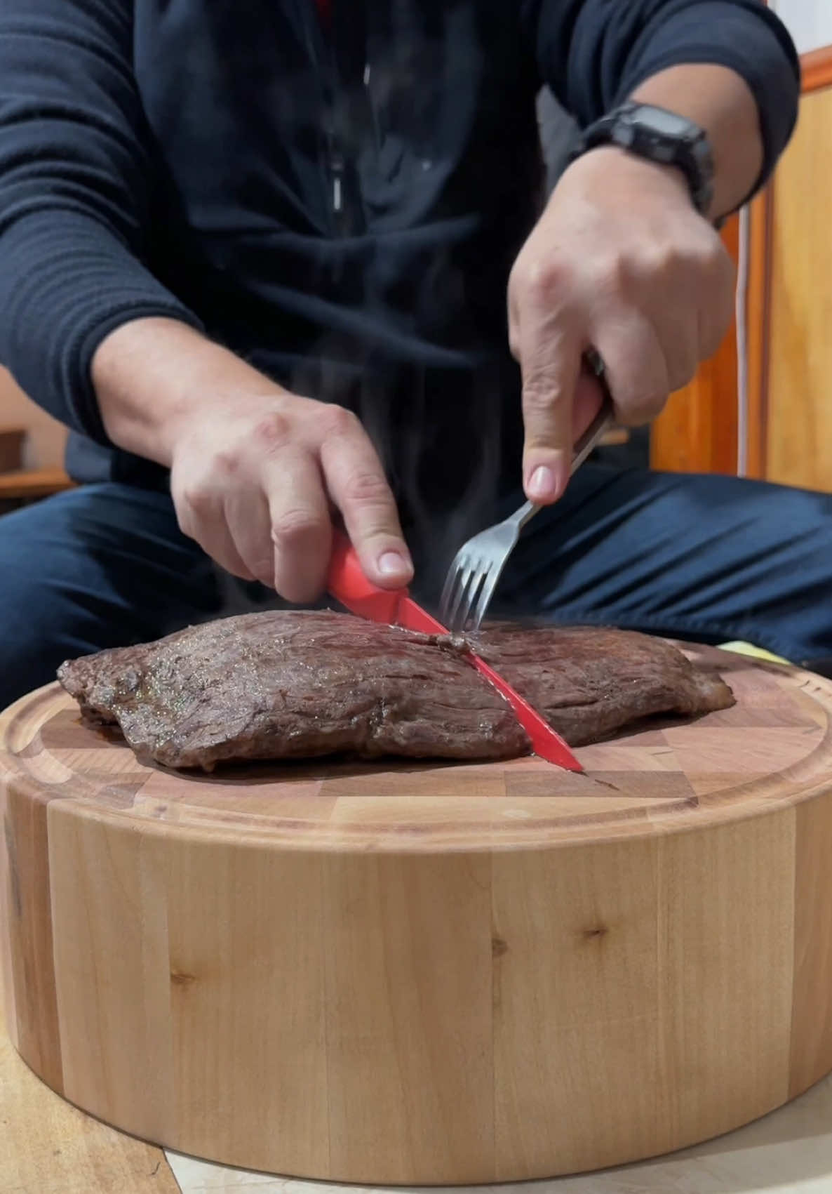 TikTok post by @carpinterodeldesierto for DEWALT. Caption reads: Tabla de picar de grano final  👉🏻 @DEWALT LATAM .