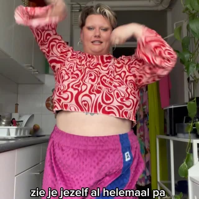 Instagram post by @lovaeij for Vinted. Caption reads: Ik ben weer eens even door mijn kledingkast gegaan....