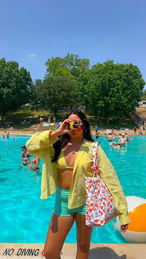 Instagram post by @mel.amartinez for Dippin' Daisy's. Caption reads: ready for all the beach days!🌊👙🌟 @dippindaisys....