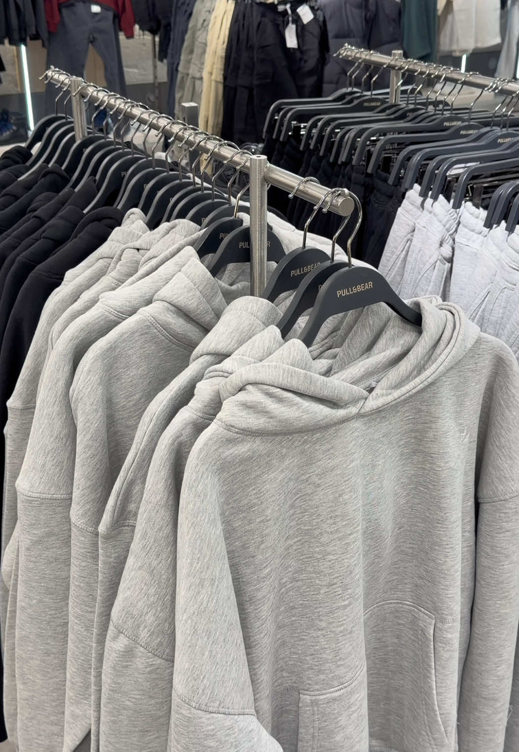 TikTok post by @nicklus_ for Pull&Bear. Caption reads: Wie o wie heeft de gouden tip??@Pull&Bear....