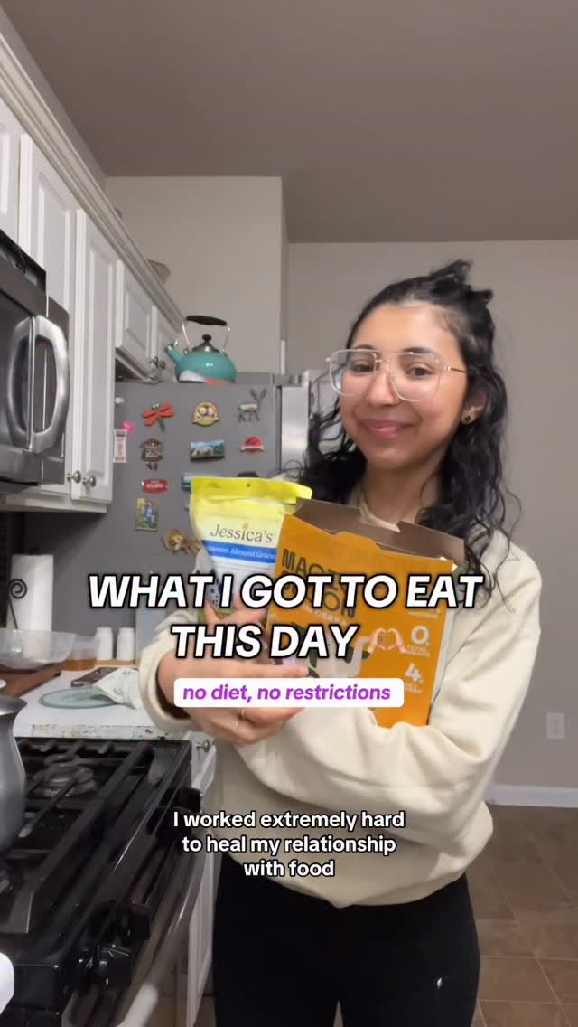 Instagram post by @danifernandez.go for Magic Spoon. Caption reads: What I got to eat this day ☺️ 

cereal from....