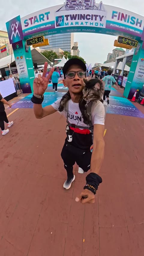 Instagram post by @jibek.hikers.cat for Suunto. Caption reads: [...] @twincitymarathon ⚡️ Powered by....