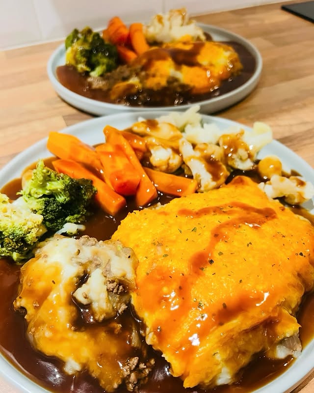 Instagram post by @mo_sw_diamond_target_member for Slimming World. Caption reads: CHEESY TOPPED SHEPHERDS PIE

OMG!!! Just look at....