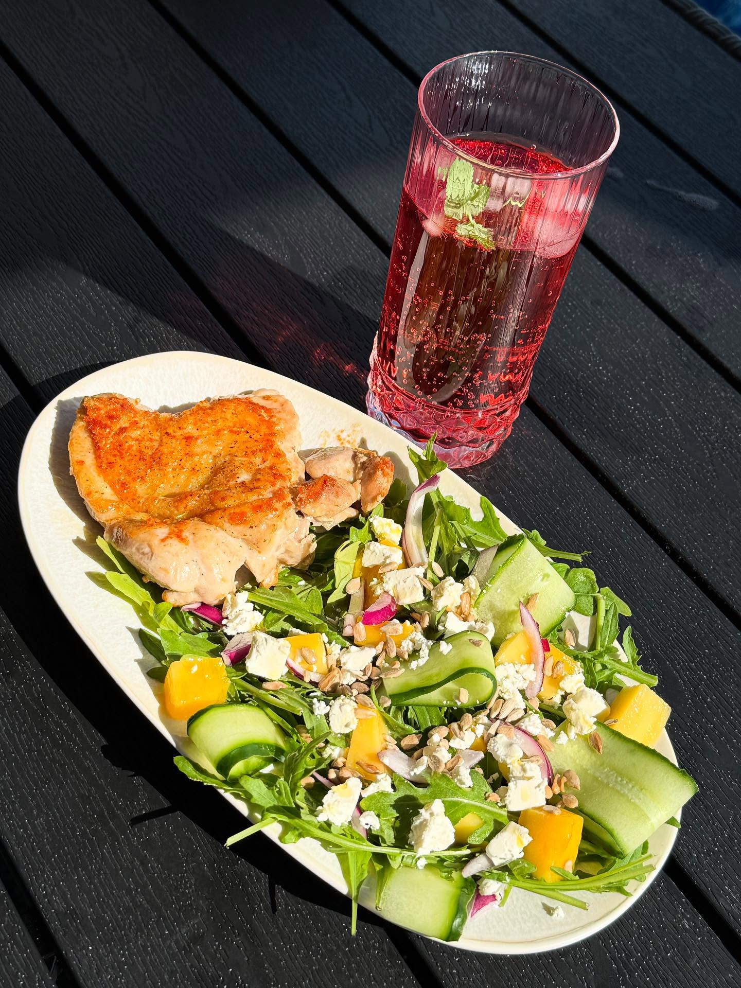 Instagram post by @mitt_lilla_kok for Smakbox. Caption reads: Grillad kyckling, fräsch sommarsallad och Somersby....