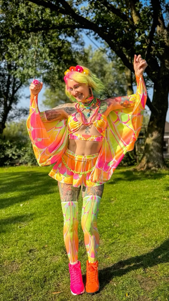 Instagram post by @sarah.sparklz for Devil Walking. Caption reads: [...] 10% off/w Code SPARKLES
@devilwalking....