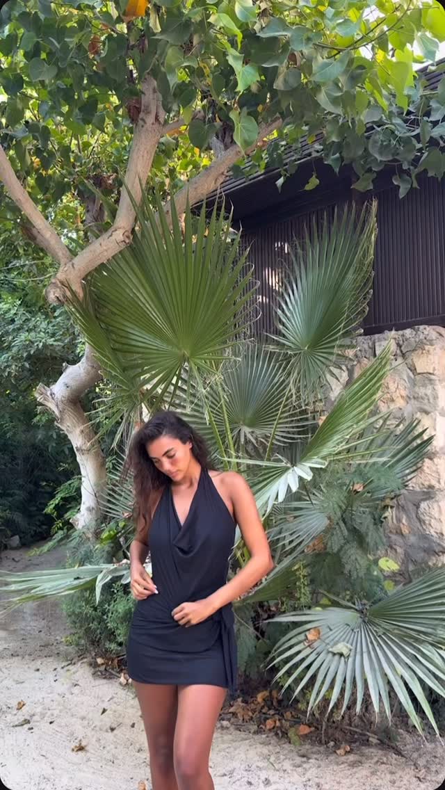 Instagram post by @sandrashehab for ViX Paula Hermanny. Caption reads: Summer @vixpaulahermanny 🌴.