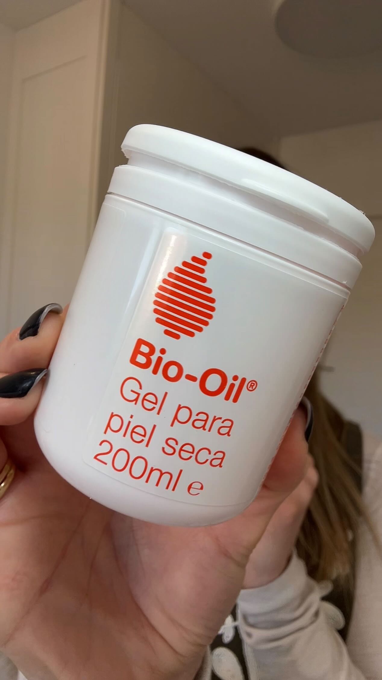 Instagram post by @gutbrainskin for Bio-oil. Caption reads: Piel seca, muy seca y sensible? Esto te....