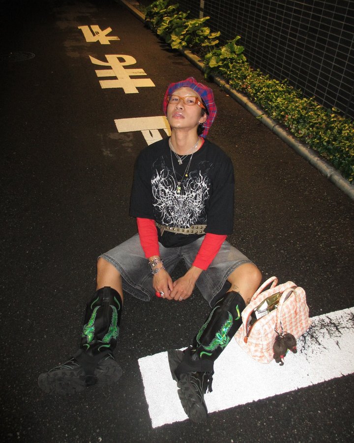 Instagram post by @yumakardasian for Minga London. Caption reads: お尻ちょっと濡れた💅💁 でも @mingalondon でスレイ💁 #pr....