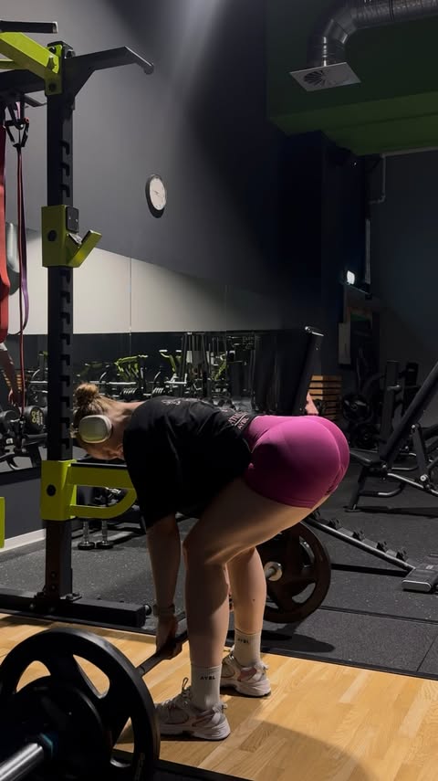 Instagram post by @lisa.grsse for AYBL. Caption reads: GLUTES 💞 | gym fit: @aybl "LISA10" for savinggg!!....