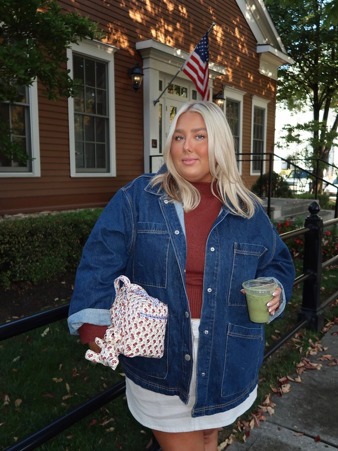 Instagram post by @taylormshipley for Vera Bradley. Caption reads: SHE’S BAAAAAACK 🧸 @verabradley 100 Handbag is....
