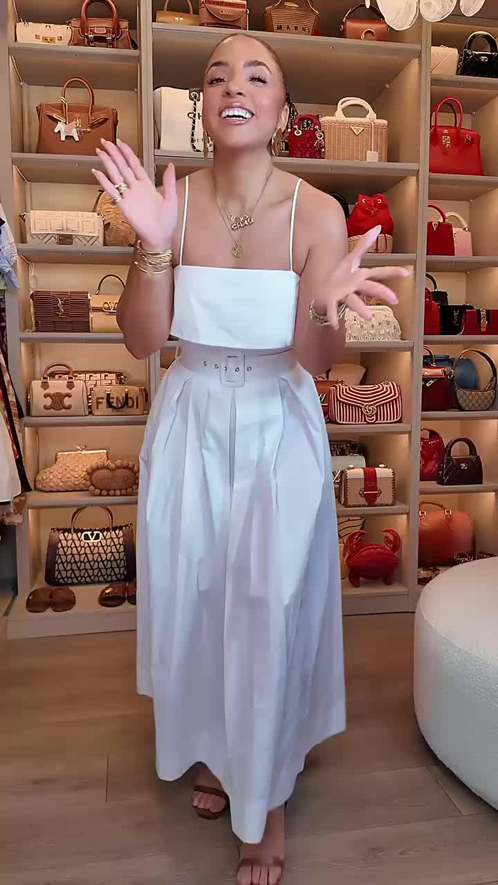 TikTok post by @carolinsuarez_ for OEAK Apparel. Caption reads: [...] a strapless bra and this one from @OEAK....