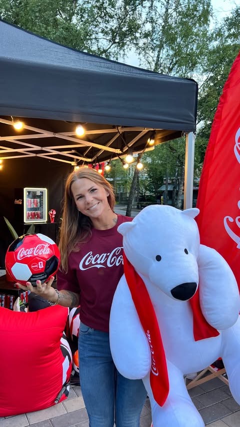 Instagram post by @liisvelsker for Coca-Cola. Caption reads: [...] Veetsin eile unustamatu õhtu Coca-Cola x....