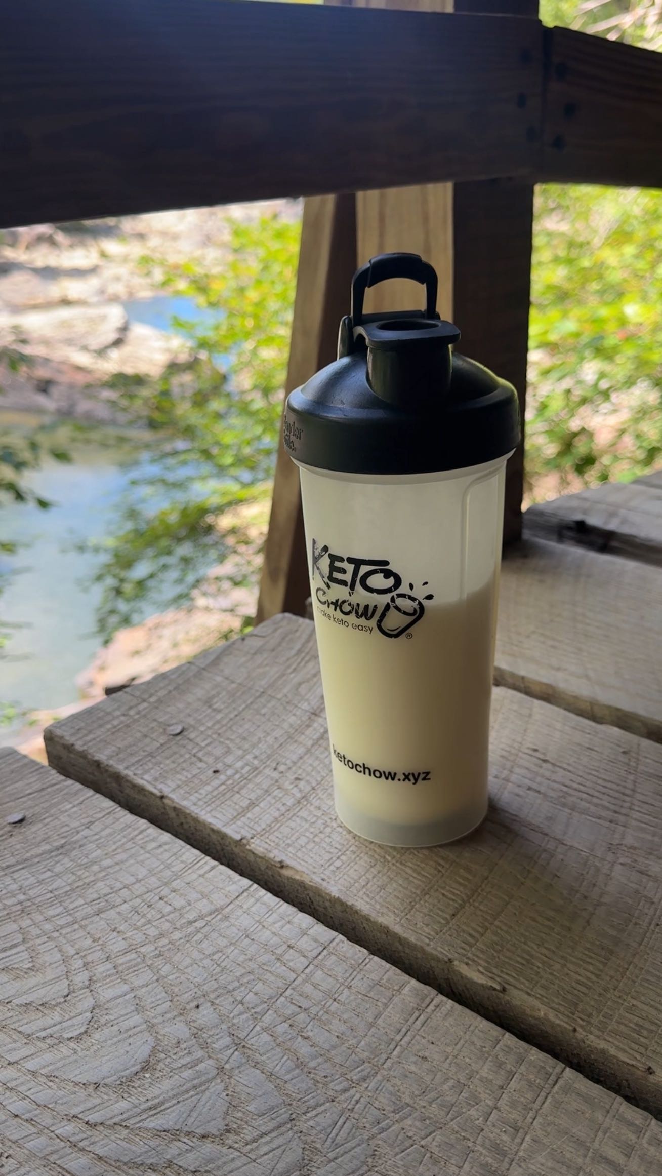 Instagram post by @the_keto_dealer for Keto Chow. Caption reads: 🫶🏼 Keto Chow just makes me happy. 

Because no....