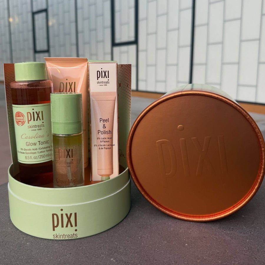 Instagram post by @carolinamunhoz for Pixi Beauty. Caption reads: Glowing into the week with my @pixibeauty....