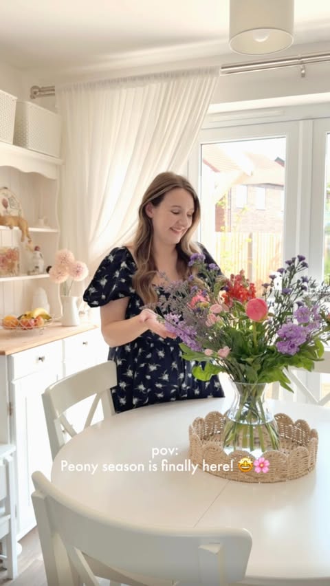 Instagram post by @livingthelifeyoulove for Freddie's Flowers. Caption reads: [...] seasonal fresh flowers from @freddiesflowers....