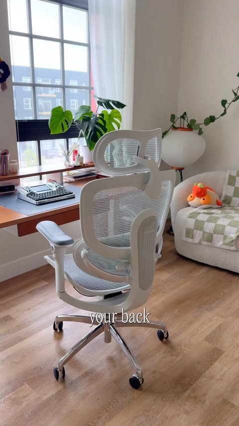 Instagram post by @uncomfy.co for SIHOO. Caption reads: [...] chair glow-up 🪑✨ my favorite chair from....