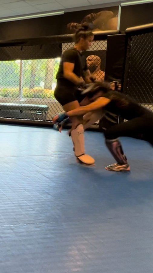 Instagram post by @istelanunesmma for Hotsuit. Caption reads: Thanks to @hotsuit.boxing for sending me their new....