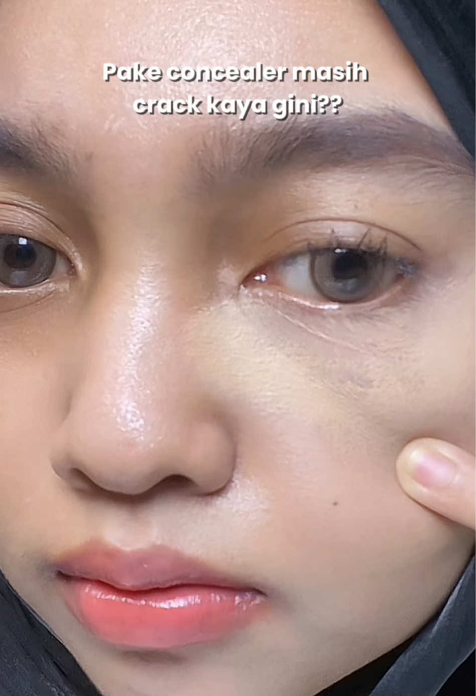 TikTok post by @st.olip for Lanbena. Caption reads: [...] cobain rutin pake eye mask retinol dari....