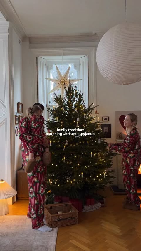 Instagram post by @such.a.sasha for Chelsea Peers. Caption reads: [...] family — wearing matching Christmas....