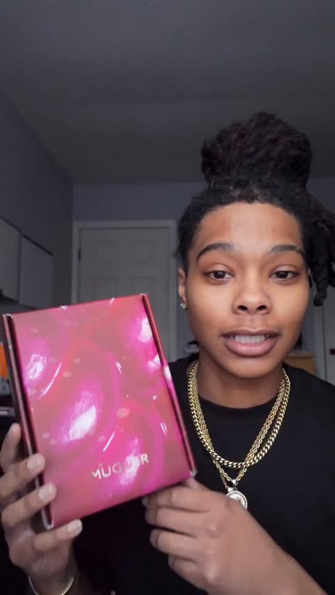 Instagram post by @allissiagreen for Mugler. Caption reads: [...] #smellgoods #hygeine....