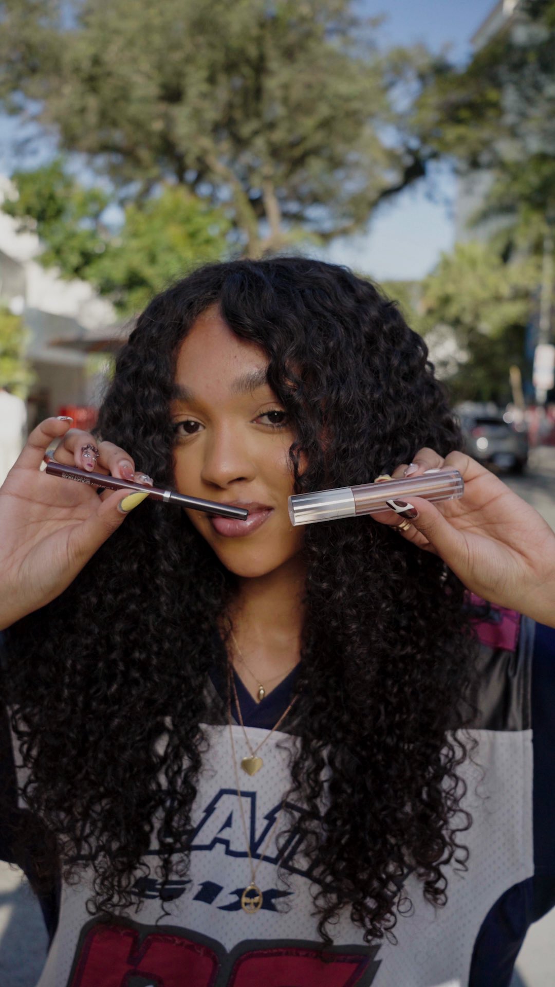 Instagram post by @sarahalvx for M·A·C Cosmetics Brazil. Caption reads: Gente, juro... esse Lip Glazer da M•A•C é....