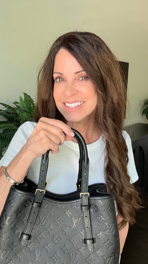 Instagram post by @makeupobsessedmom for Vivrelle. Caption reads: [...] handbag for a month. I borrowed it from....