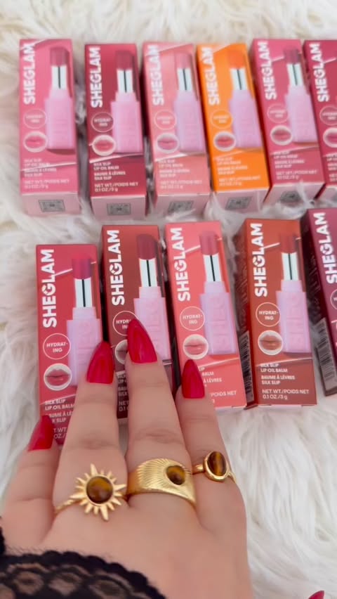 Instagram post by @modest_fashionista_uae for SHEGLAM Middle East. Caption reads: [...] look or a glossy finish. @sheglammiddleeast....