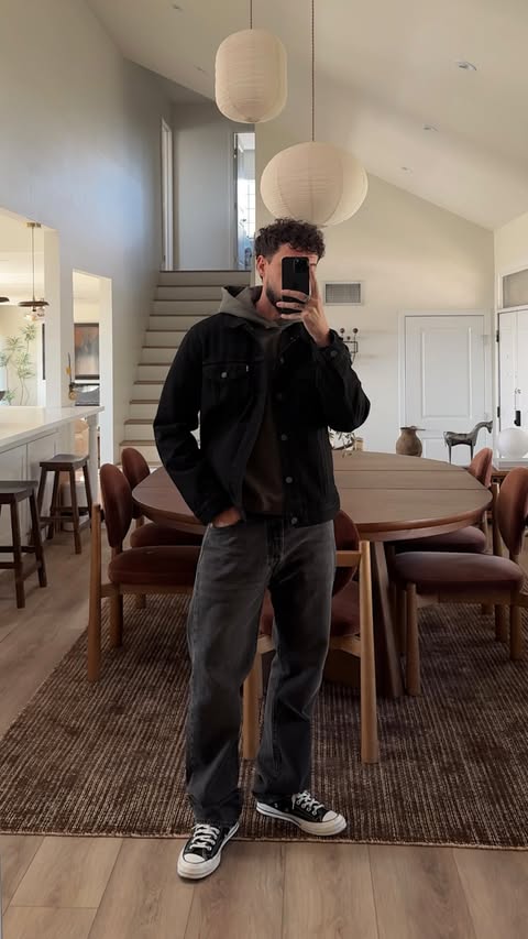 Instagram post by @arthurtparra for Levi's. Caption reads: [...] jeans to choose for fall it would be the....
