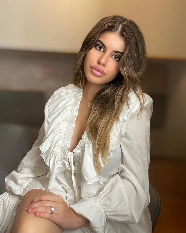 Instagram post by @aniita.ferrari for Beachsissi. Caption reads: 𝙳𝚒𝚜𝚝𝚒𝚗𝚐𝚞𝚒𝚝𝚒, 𝚗𝚘𝚗....