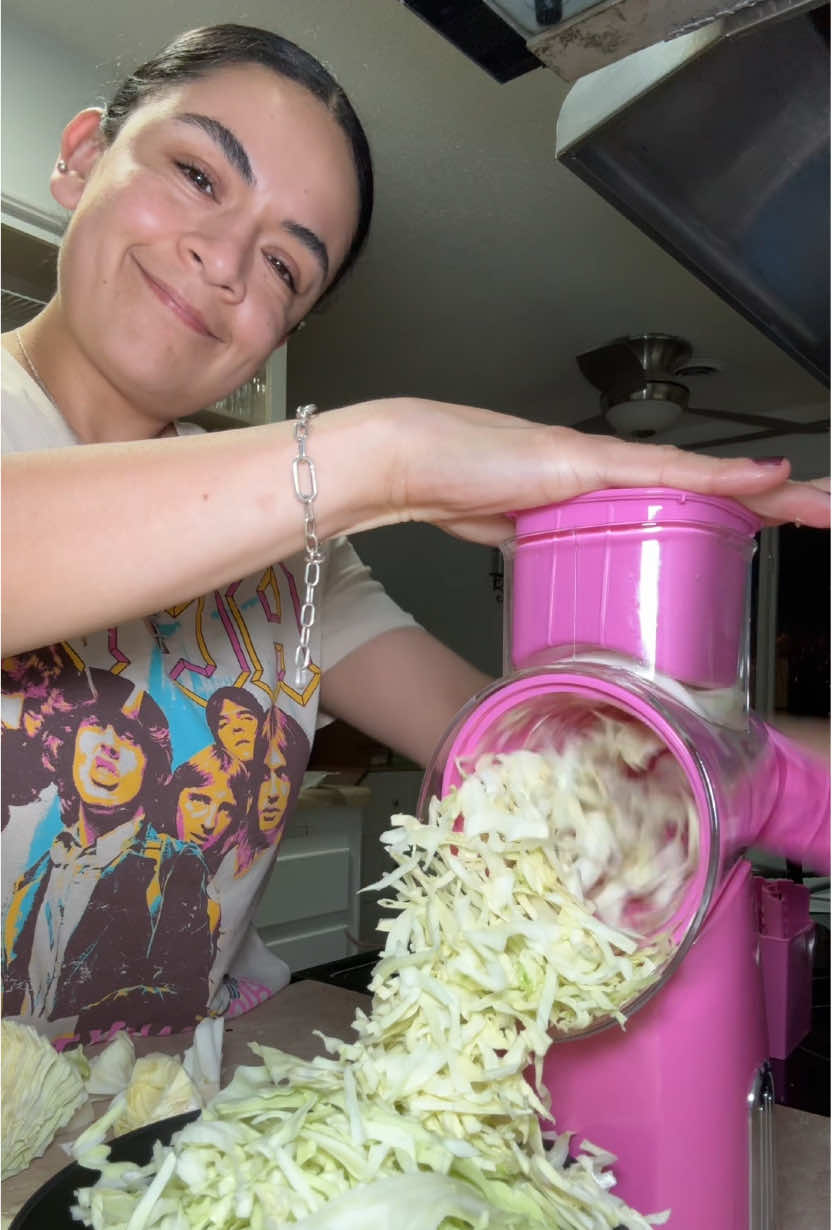 TikTok post by @viryescalantec for SUSTEAS. Caption reads: Mi molinito para rallar 🥒🥕🧀@SUSTEAS  . . . . .....