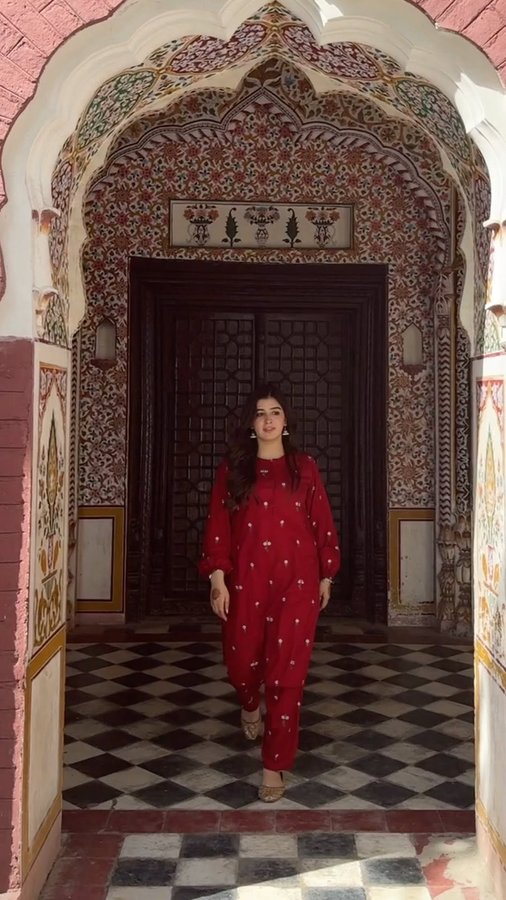 Instagram post by @malaika.rauff for Silayi Pret. Caption reads: x @silayipret ✨.