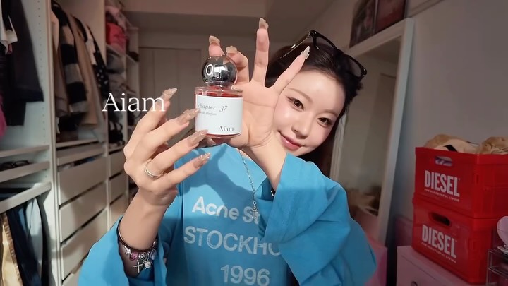 Instagram post by @knt_m325 for Aíam. Caption reads: What's in my Bag👜🩷 ⁡ ⁡ ⁡ makeup pouch🧼 eye....