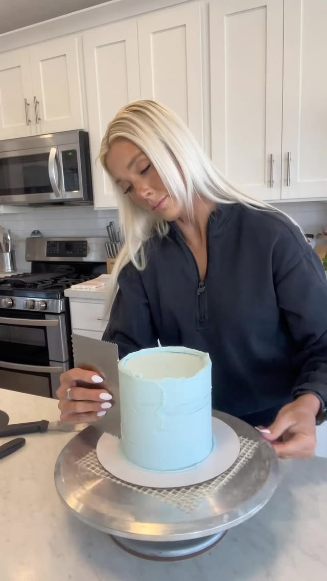 Instagram post by @theblondewhobakes for Chefmaster. Caption reads: [...] + Christmas Red + Black Diamond By....